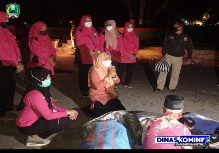 Bantu PK-5 Satpol PP dan DWP Bagi-bagi Paket Sembako –