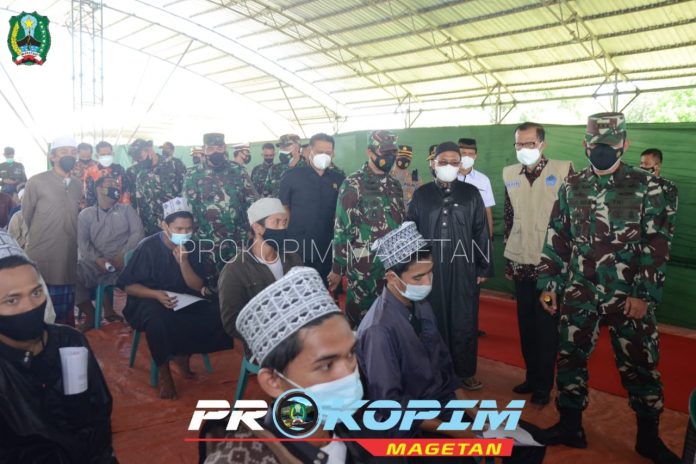 Pangdam V/Brawijaya Tinjau Vaksinasi Di Magetan