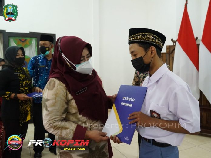 Penyerahan Beasiswa Program Orang Tua Asuh LMI