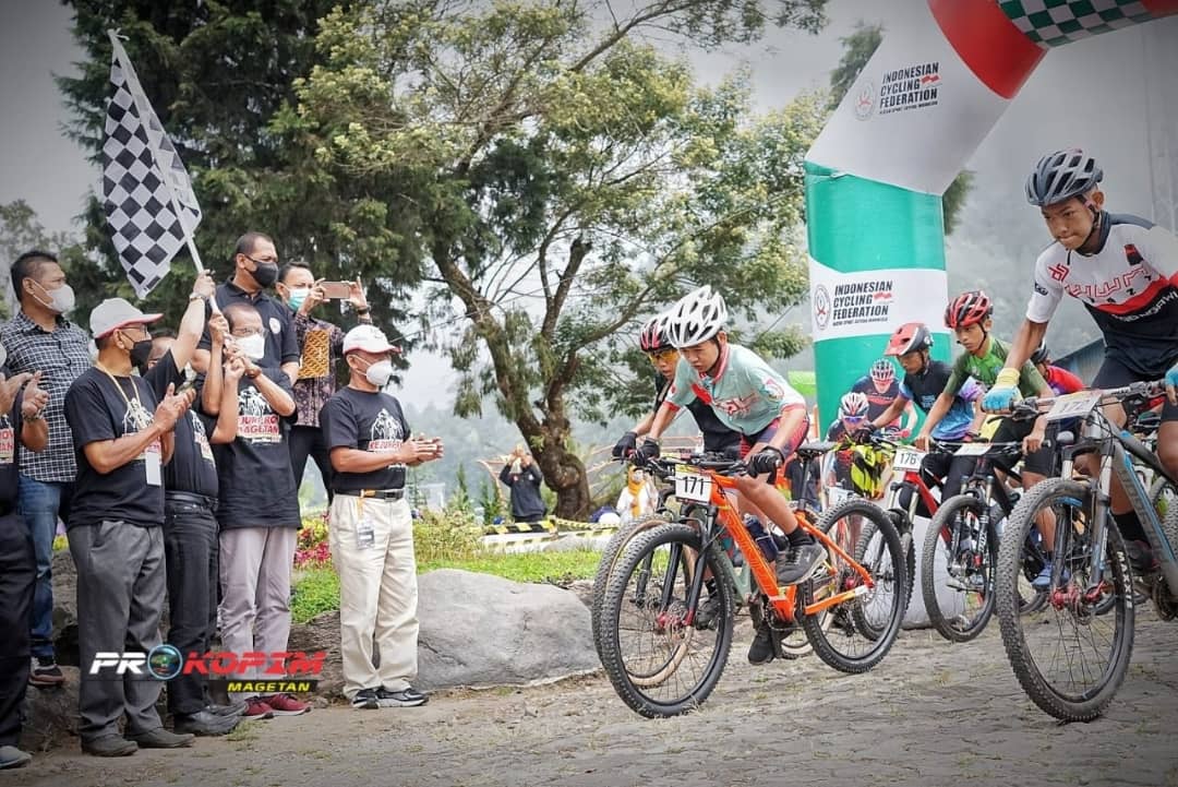 RATUSAN ATLET SEPEDA TAKLUKKAN TRACK LAWU