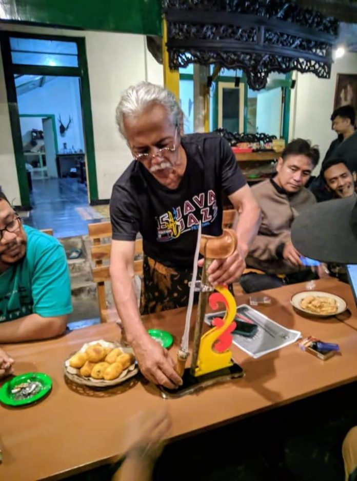 Edukasi Masyarakat, “ Pekatik” Pamerkan Keris dan Tosan Aji –