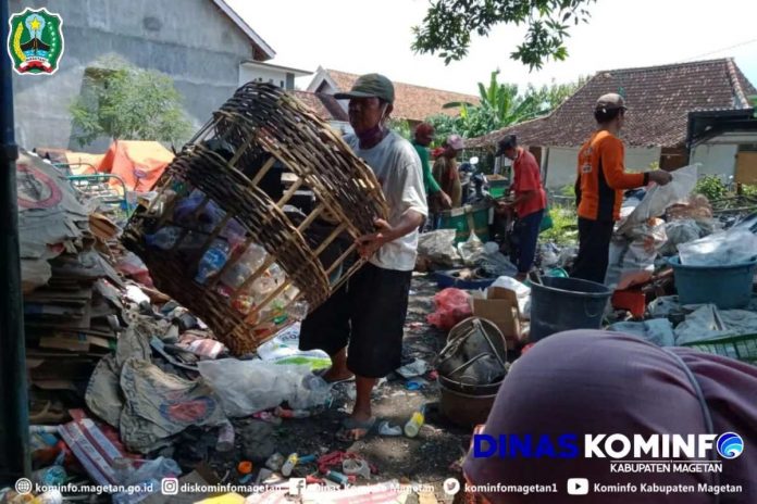 Demi Mengajarkan Menabung Kepada Nasabah, Bank Sampah Desa Dukuh Buka