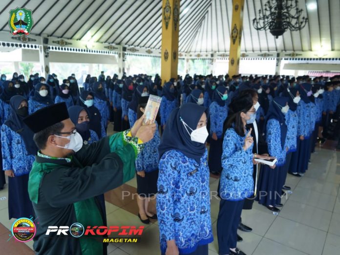 PENGAMBILAN SUMPAH PENGAWAI NEGERI SIPIL (PNS) DI LINGKUNGAN PEMKAB MAGETAN