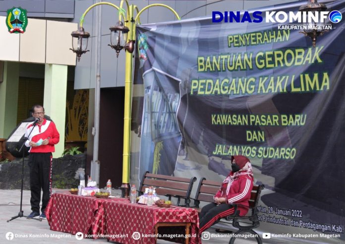 Senyum Bahagia PKL Area Pasar Baru, Saat Terima Bantuan Gerobak