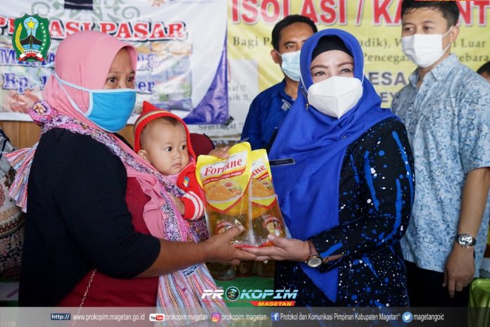 Wabup Nanik Tinjau Operasi Pasar Minyak Goreng