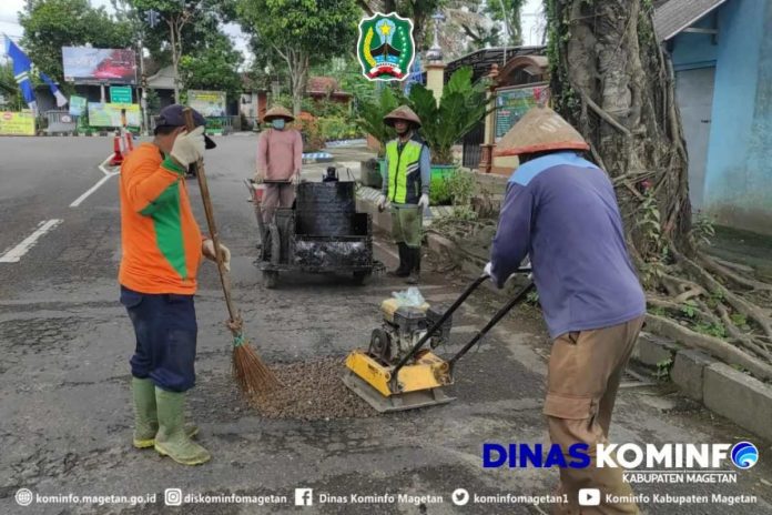 UPTD Dinas PU dan URC Terus Lakukan Perbaikan Jalan –