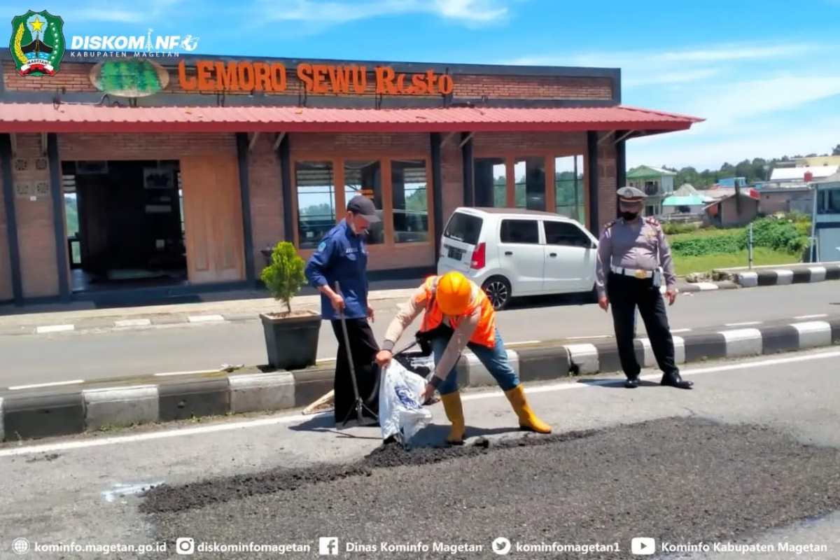 Kesiapan Agenda Mudik 2022, Sat Lantas Polres Magetan Bersama Forum LLAJ Magetan Survey dan Perbaikan Jalan Protokol