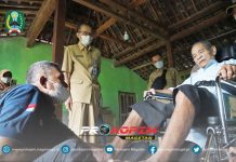BUPATI SERAHKAN BANTUAN KURSI RODA