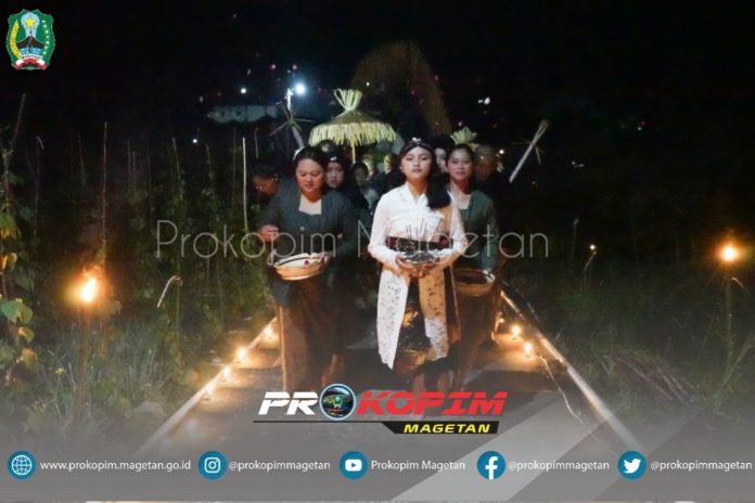 WARGA WONOMULYO RAYAKAN TRADISI GALUNGAN