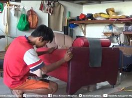 Jelang Lebaran, Omset Reparasi Jok Kursi Meningkat – Dinas Komunikasi dan Informatika Kab. Magetan