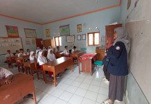 Mahasiswa KKN UNESA Memberikan Pendidikan Karakter Kepada Murid-Murid SDN Sombo melalui Cerita Dongeng Anak Tiongkok