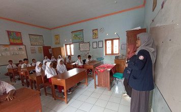 Mahasiswa KKN UNESA Memberikan Pendidikan Karakter Kepada Murid-Murid SDN Sombo melalui Cerita Dongeng Anak Tiongkok