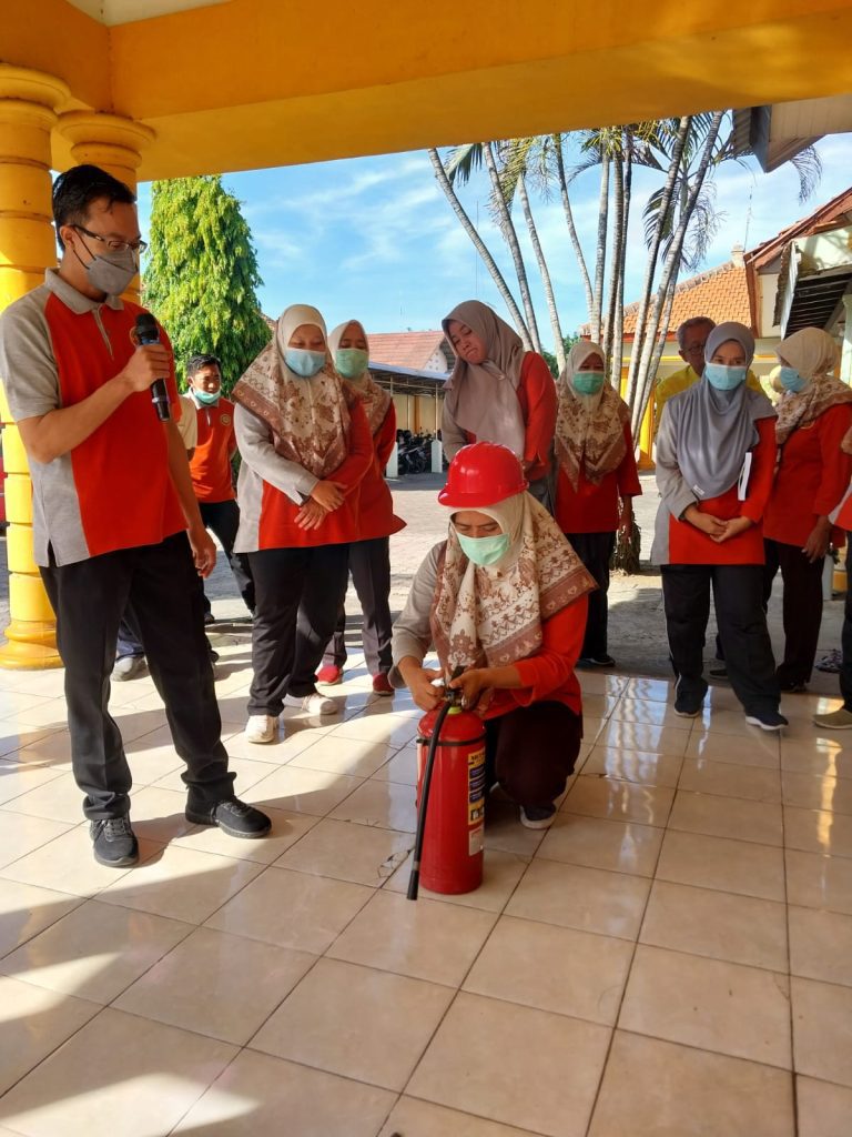 Simulasi Triase, donasi Hidup Dasar (BHD), Code Blue, APAR dan Penanganan Bencana (Gempa) di UPTD Puskesmas Maospati –