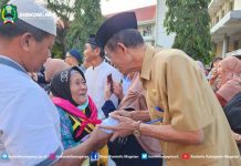 TANGIS senang KELUARGA SAMBUT KEPULANGAN JEMAAH HAJI ASAL MAGETAN – Dinas Komunikasi dan Informatika Kab. Magetan