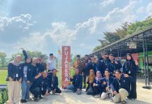 Serah Terima Plang Pujasera Ngariboyo oleh Mahasiswa KKN-T UNESA Kelompok 33 kepada Desa Ngariboyo