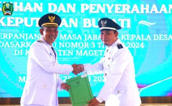 PENGUKUHAN DAN PENYERAHAN KEPUTUSAN BUPATI TENTANG PERPANJANGAN MASA JABATAN KEPALA DESA DI KABUPATEN MAGETAN