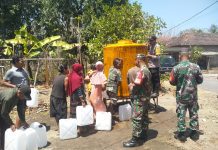 PENDISTRIBUSIAN AIR BERSIH UNTUK WARGA TERDAMPAK KEKERINGAN DI DESA KUWON, KECAMATAN KARAS