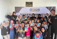 Program Belajar Bahasa Inggris Inklusif, Mahasiswa Pengabdian Masyarakat UTM Ciptakan Buku Ajar Cetak dengan Tambahan QR Code Interaktif Program Belajar Bahasa Inggris Inklusif, Mahasiswa Pengabdian Masyarakat UTM Ciptakan Buku Ajar Cetak dengan Tambahan QR Code Interaktif