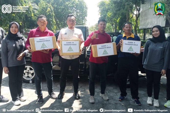 Sumringah, Pemenang Lomba Permainan Rakyat Terima Hadiah