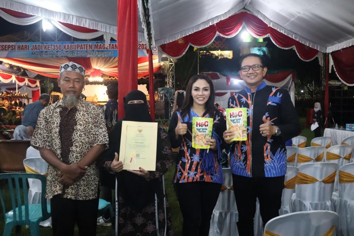 Owner Keripik Tempe HG Raih Penghargaan UKM Kompetisi Ekspor dari Bupati Magetan2
