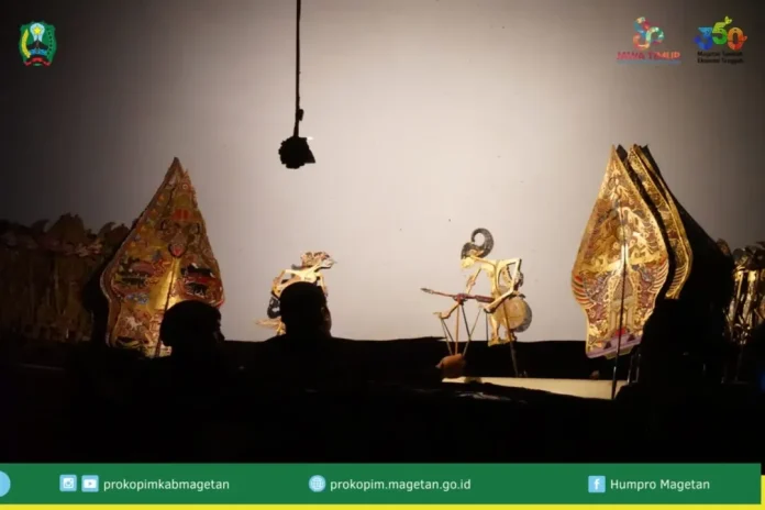 RIBUAN WARGA PADATI ALUN-ALUN SAKSIKAN WAYANG KULIT KI BAYU AJI