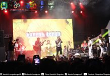 Hujan Tak Surutkan Antusias Warga Penuhi Alun-Alun