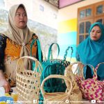 Cerita Mbak Indah Menjaga Napas Besek di Dusun Selunggu