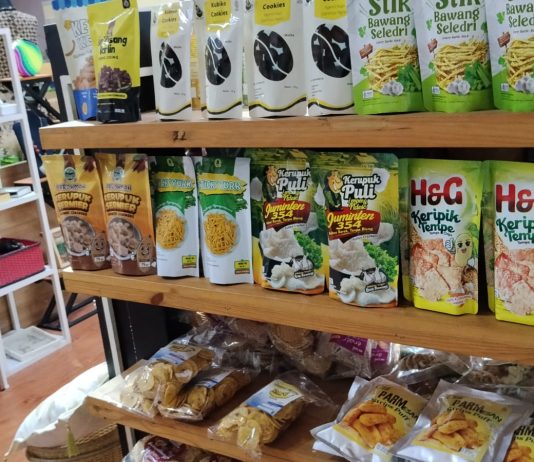 Produk Keripik Tempe H&G Tembus Etalase Strategis Galeri Batik Pusat Oleh-Oleh UMKM Jawa Timur Surabaya