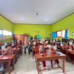 Inovasi Pembelajaran Bahasa Inggris, KKN-KOLABOLATIF KELOMPOK 2 UTM Kembangkan Buku Ajar Interaktif untuk Siswa SDN Buluharjo 2