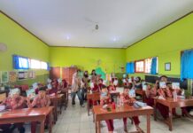 Inovasi Pembelajaran Bahasa Inggris, KKN-KOLABOLATIF KELOMPOK 2 UTM Kembangkan Buku Ajar Interaktif untuk Siswa SDN Buluharjo 2