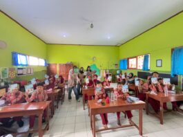 Inovasi Pembelajaran Bahasa Inggris, KKN-KOLABOLATIF KELOMPOK 2 UTM Kembangkan Buku Ajar Interaktif untuk Siswa SDN Buluharjo 2